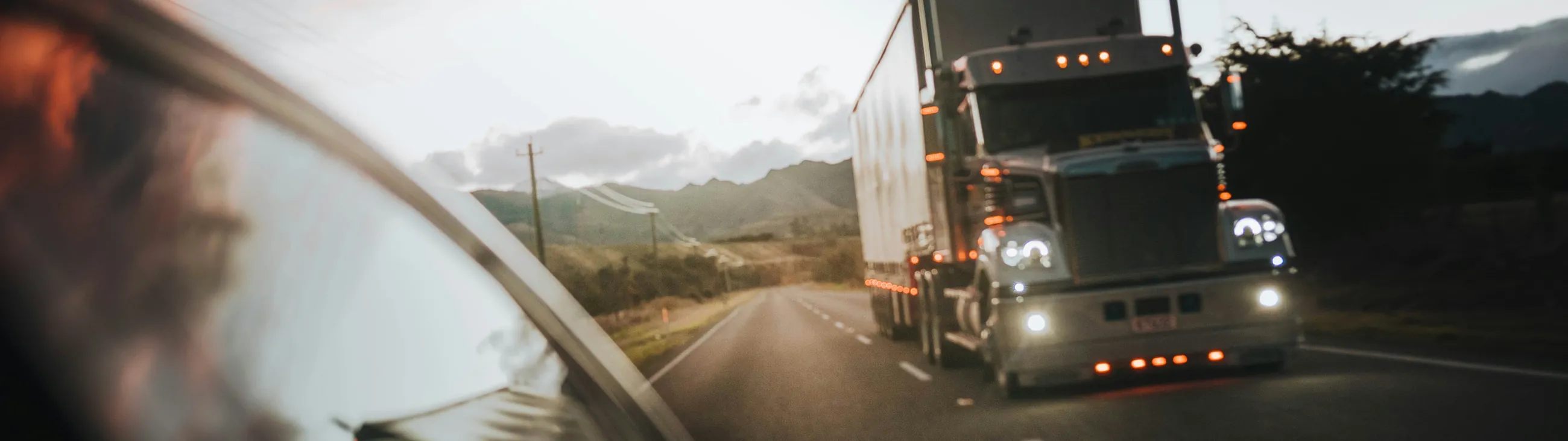 Camión de mercancías en ruta al amanecer