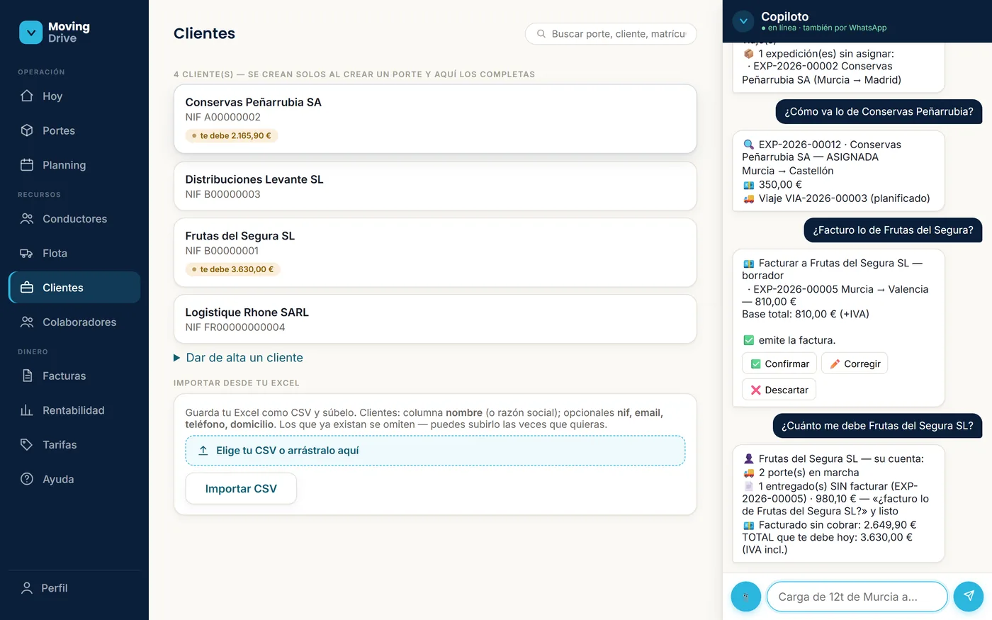 Pantalla de Clientes de MovingDrive: la cartera con cuánto te debe cada cliente, y el copiloto desglosando la cuenta de Frutas del Segura SL — el total coincide con la píldora de la pantalla