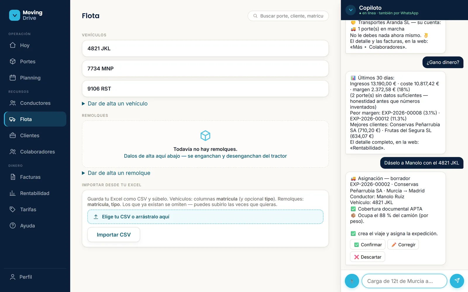 Pantalla de Flota de MovingDrive con el copiloto asignando una expedición: la orden «Dáselo a Manolo con el 4821 JKL» crea la asignación con cobertura documental APTA y ocupación del 88 % del camión, con los botones Confirmar, Corregir y Descartar